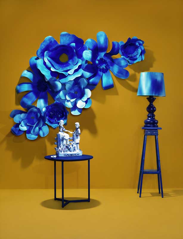 Geel met blauw interieur, blauwe papier bloemen, blauwe lamp