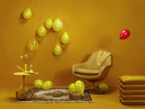 Gele fauteuil, gele ballonnen, geel interieur