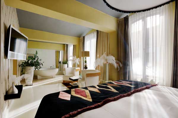Vanille hotelkamer met zwart, creme, beige en oud roze