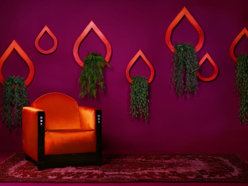 Kleur in je bedrijf hotellobby oranje aubergine met planten decoratie en oranje fauteuil