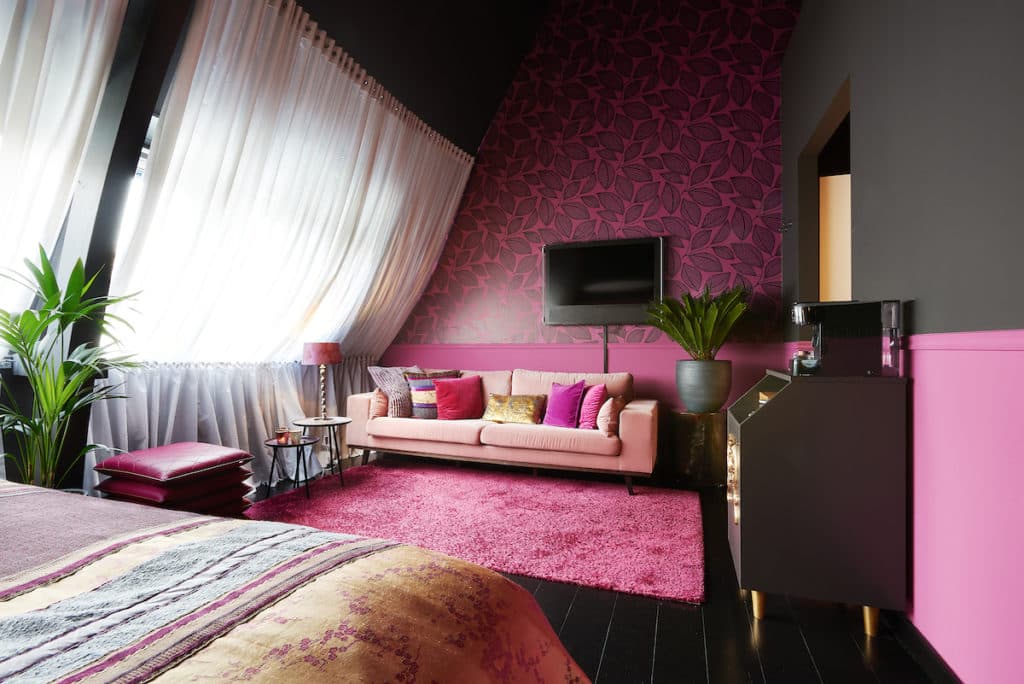 kleur in je bedrijf - hotelkamer Deuletap Librije roze aubergine paars